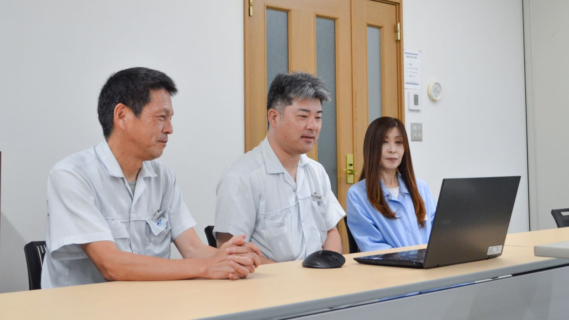 PCを囲む伊藤さん、野川さん、落合さん