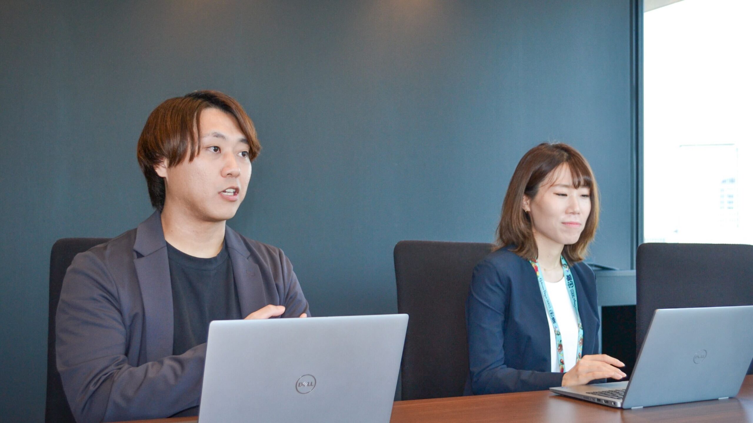 ノートパソコンを操作する大内さんと米谷さん